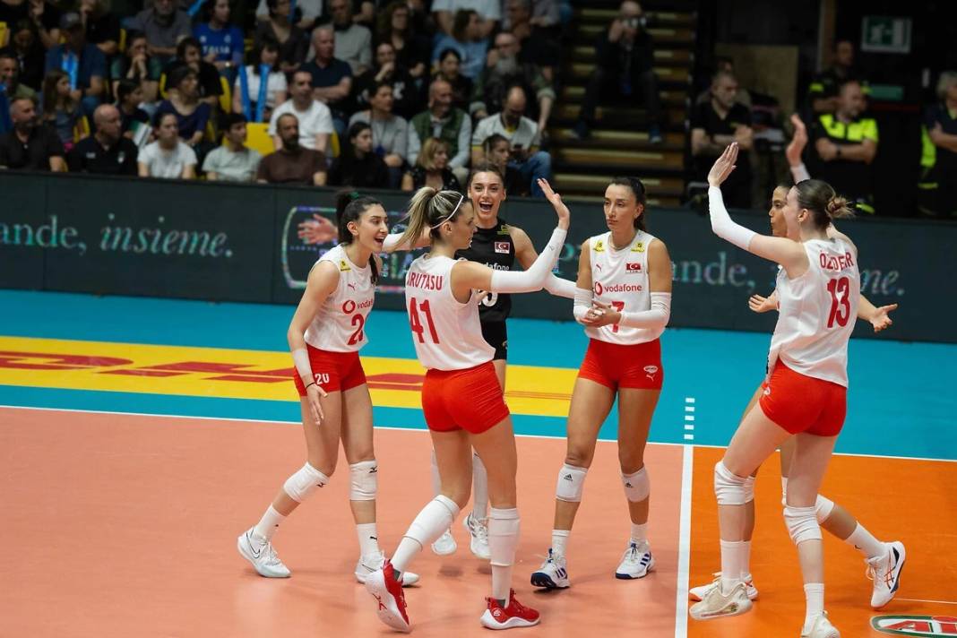 Cansu Özbay, Melissa Vargas, Zehra Güneş, Ebrar Karakurt ve Gizem Örge kararı: Filenin Sultanları hangi kanalda? 12